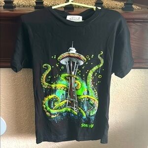 Black Seattle Space Needle Graphic T-Shirt Fits Kids 6/6X Childs Small Squid Top